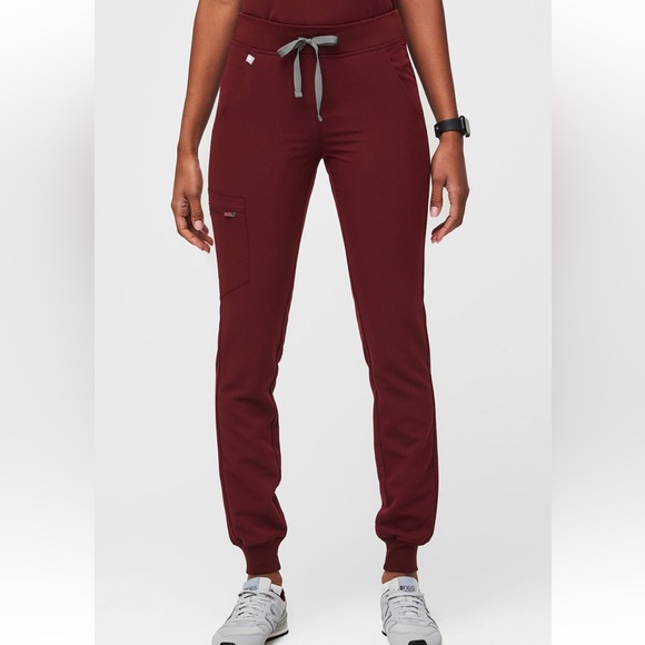 FIGS Scrub Set in Burgundy - Picture 2 of 4